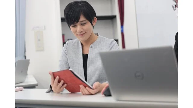 【教室運営職】未経験歓迎★DX推進で効率化◎残業月10h以下!生徒の成長を支える仕事